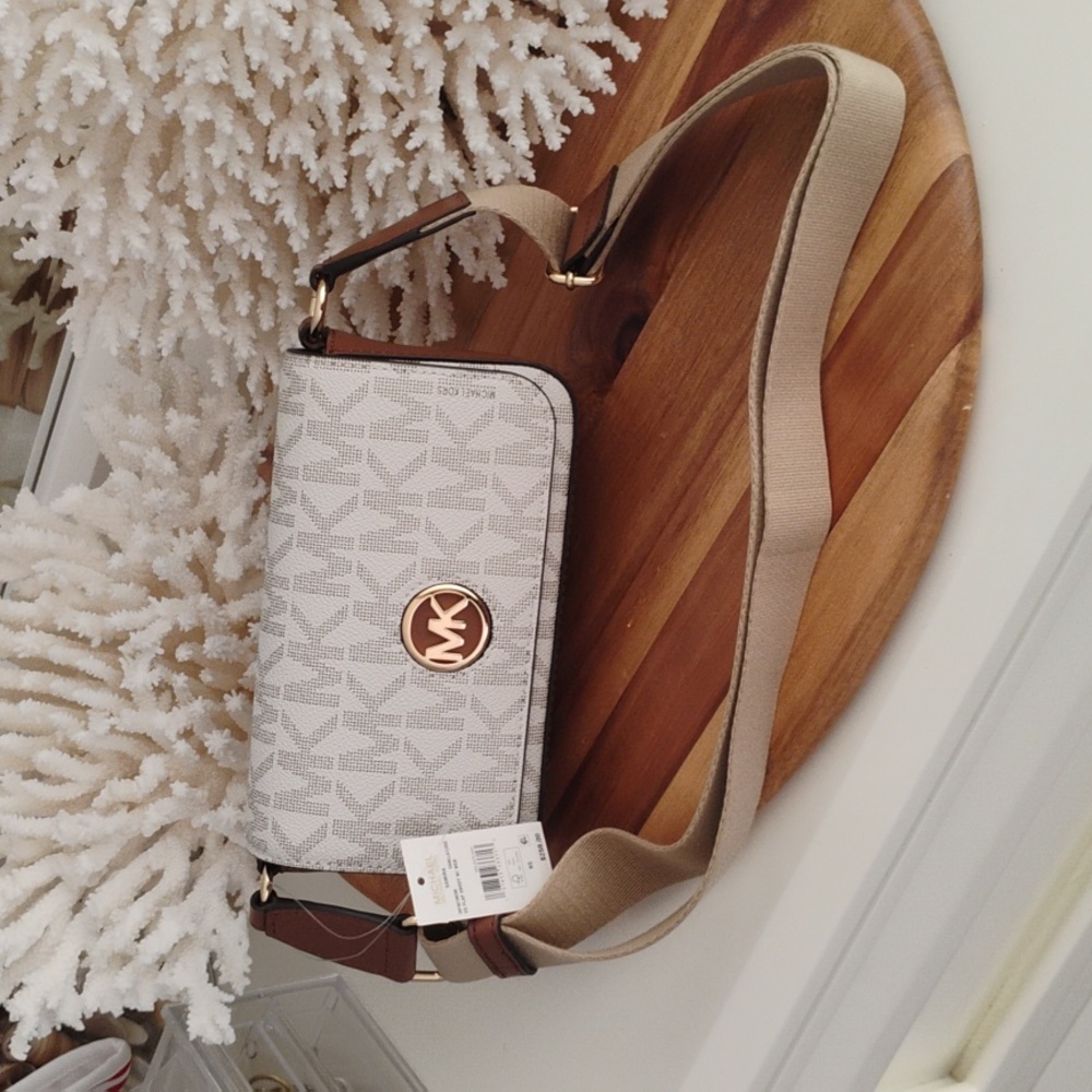 Michael Kors🔥 NWT 🔥 Samira XS Flap  Crossbody Bag. Vinilla Logo. NEW!